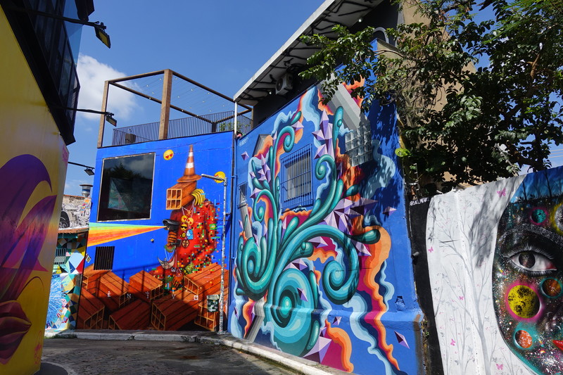 Beco do Batman em março de 2021, com novos graffitis
