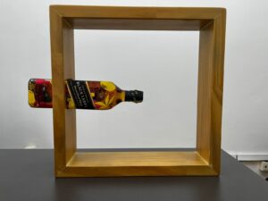 Garrafa Whisky Johnny Walker Black Label - Marcela Rodrigues - com moldura